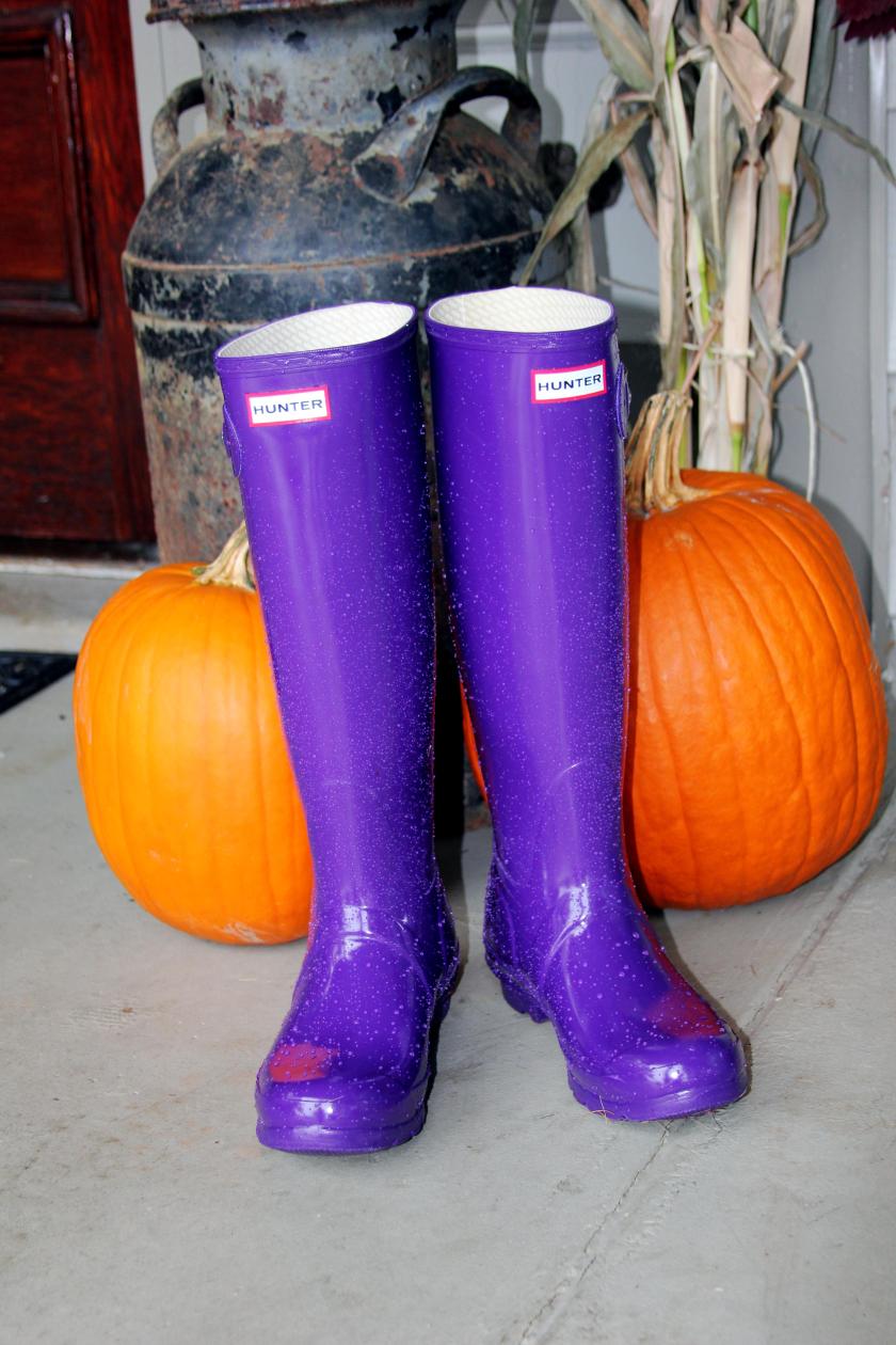Oh, my purple Hunters with the bright orange pumpkins is so cute and inspiring! Now, I am ready for some fall rain showers *wink*