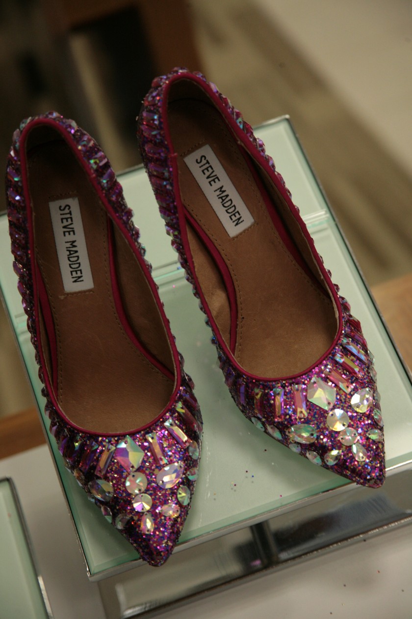 *passes out* I could just eat, sleep, and work out in this pretty-in-pink Steve Madden heels! GAH--so cute! :)